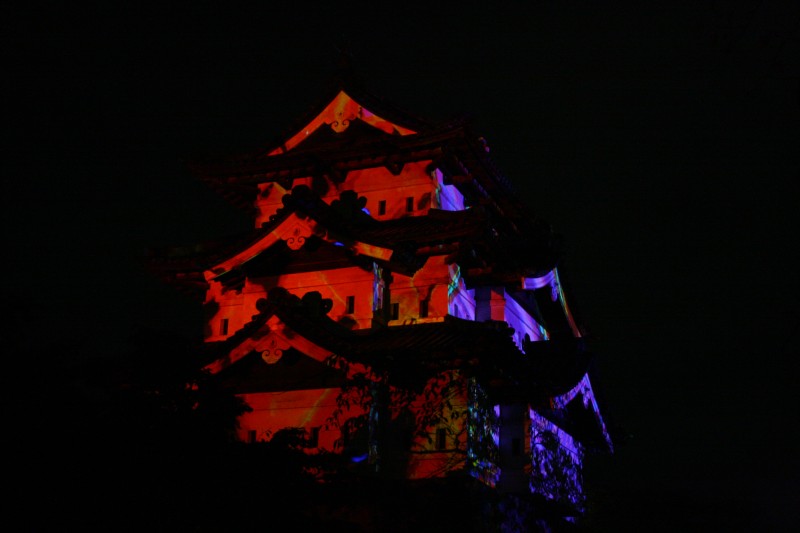 弘前城の「デジタル掛け軸 D-K LIVE～天空に描く鎮魂と未来～」