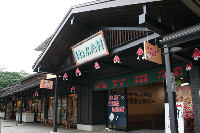 津軽藩ねぷた村で津軽三味線を聴くことができます