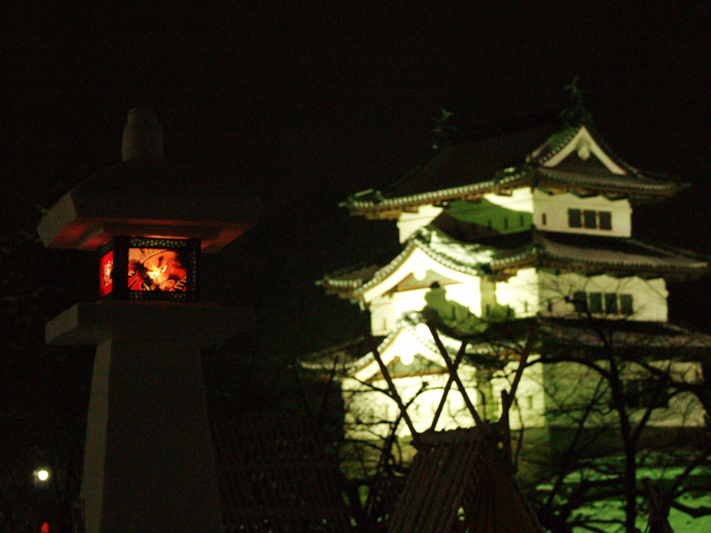 2014年弘前雪灯篭まつり開催！ 弘前城と雪灯篭