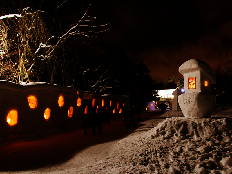 弘前公園・弘前城の2014年弘前雪灯篭まつり 会場の様子 雪灯篭