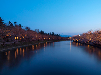 弘前公園（弘前城）・夜の春陽橋からの景色