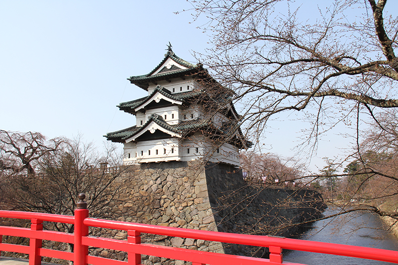 下乗橋と弘前城の今の様子
