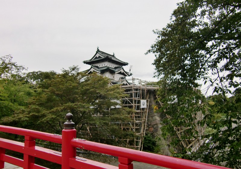 下乗橋から見た弘前城（2015年9月5日撮影）