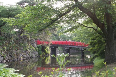 弘前城「鷹丘橋」の傾斜の様子