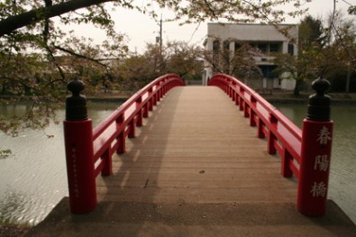 弘前公園（弘前城）の夕暮れ時の春陽橋