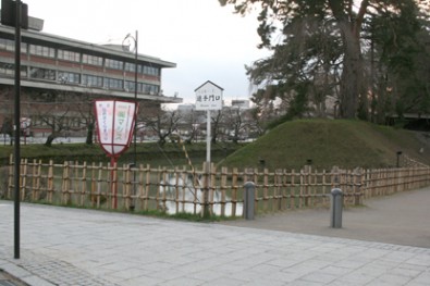 弘前城の追手門口