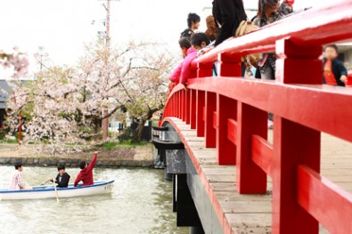 弘前城（弘前公園）の橋の下をくぐるボート