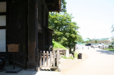 弘前城（弘前公園）東門から公園の外を眺める