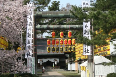 弘前公園（弘前城）の護国神社 献燈みたま祭りの様子