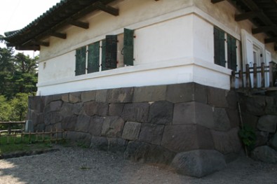 弘前城の窓と石垣