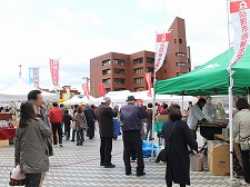 弘前さくらまつり近郊で行われる、津軽のソウルフードが楽しめる「弘前さくらまつりおもてなしプロジェクト。2013」の様子