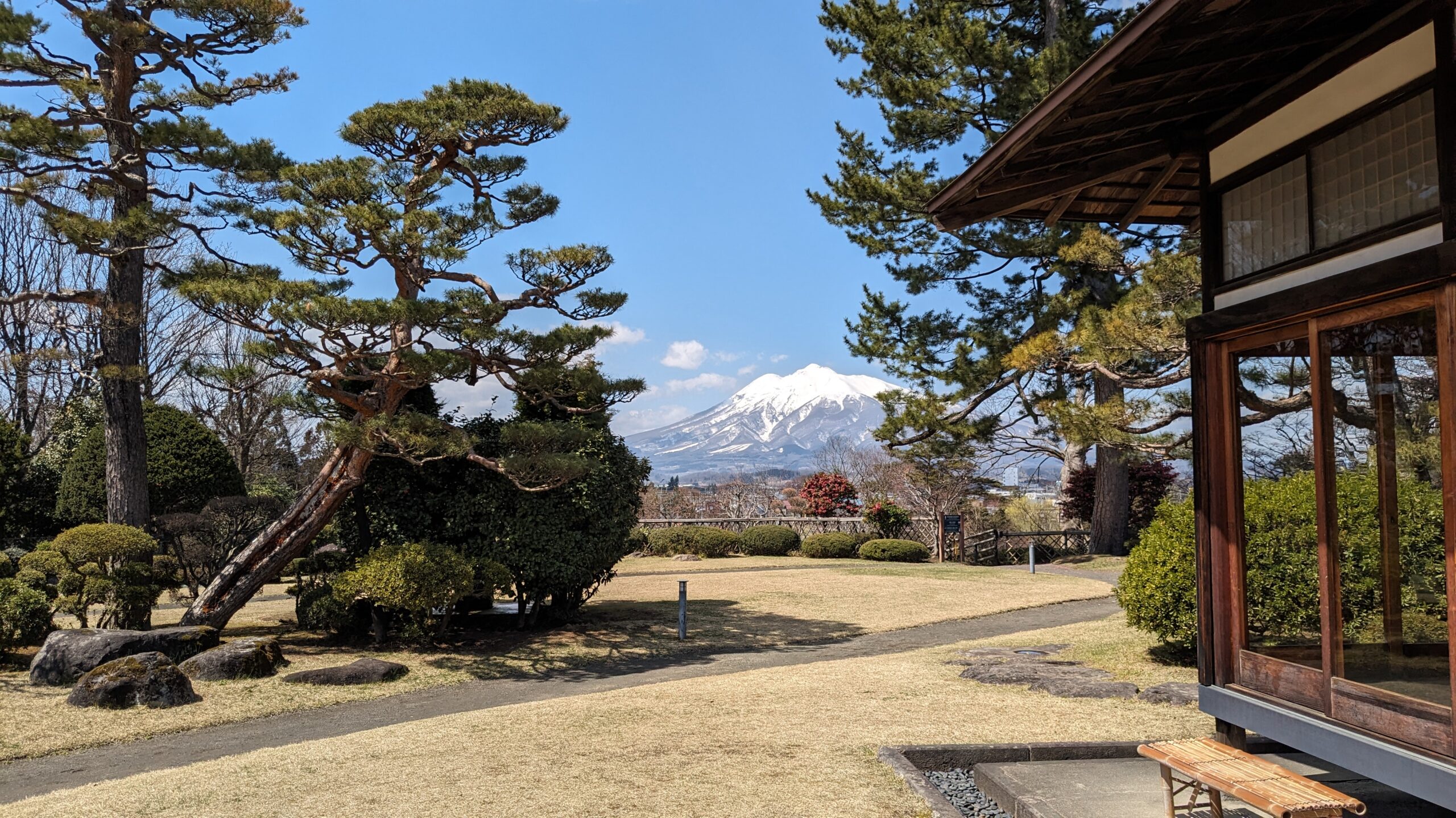 藤田記念庭園高台部と岩木山