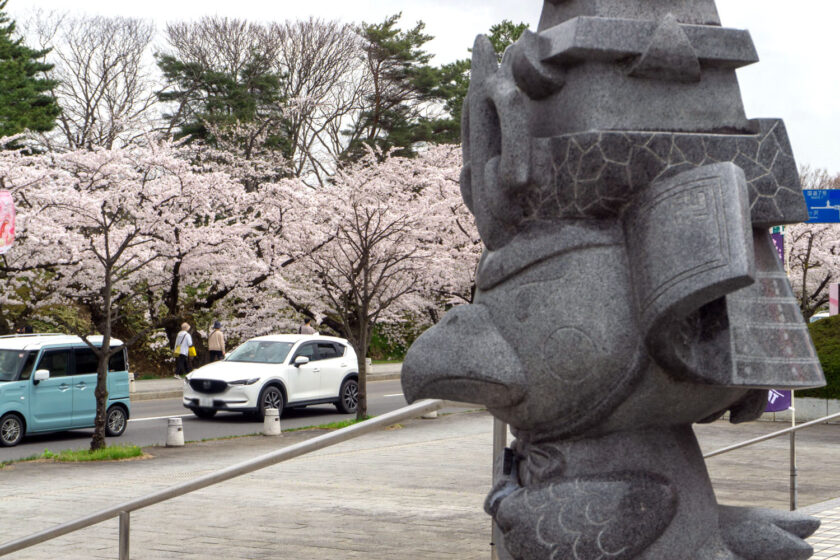 弘前市立観光館のたか丸くん像と外濠南側