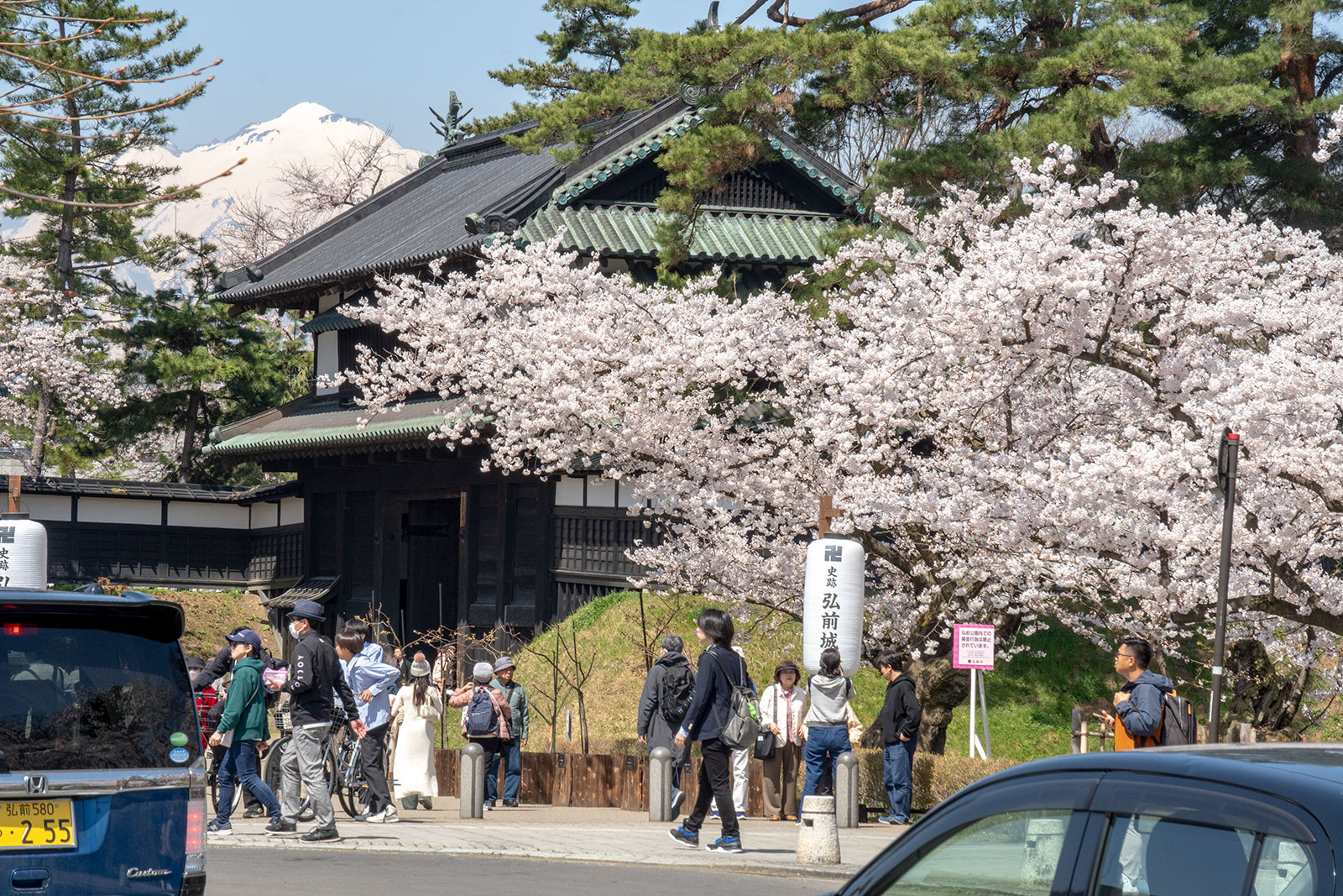 2025年4月22日、弘前公園外濠追手門口