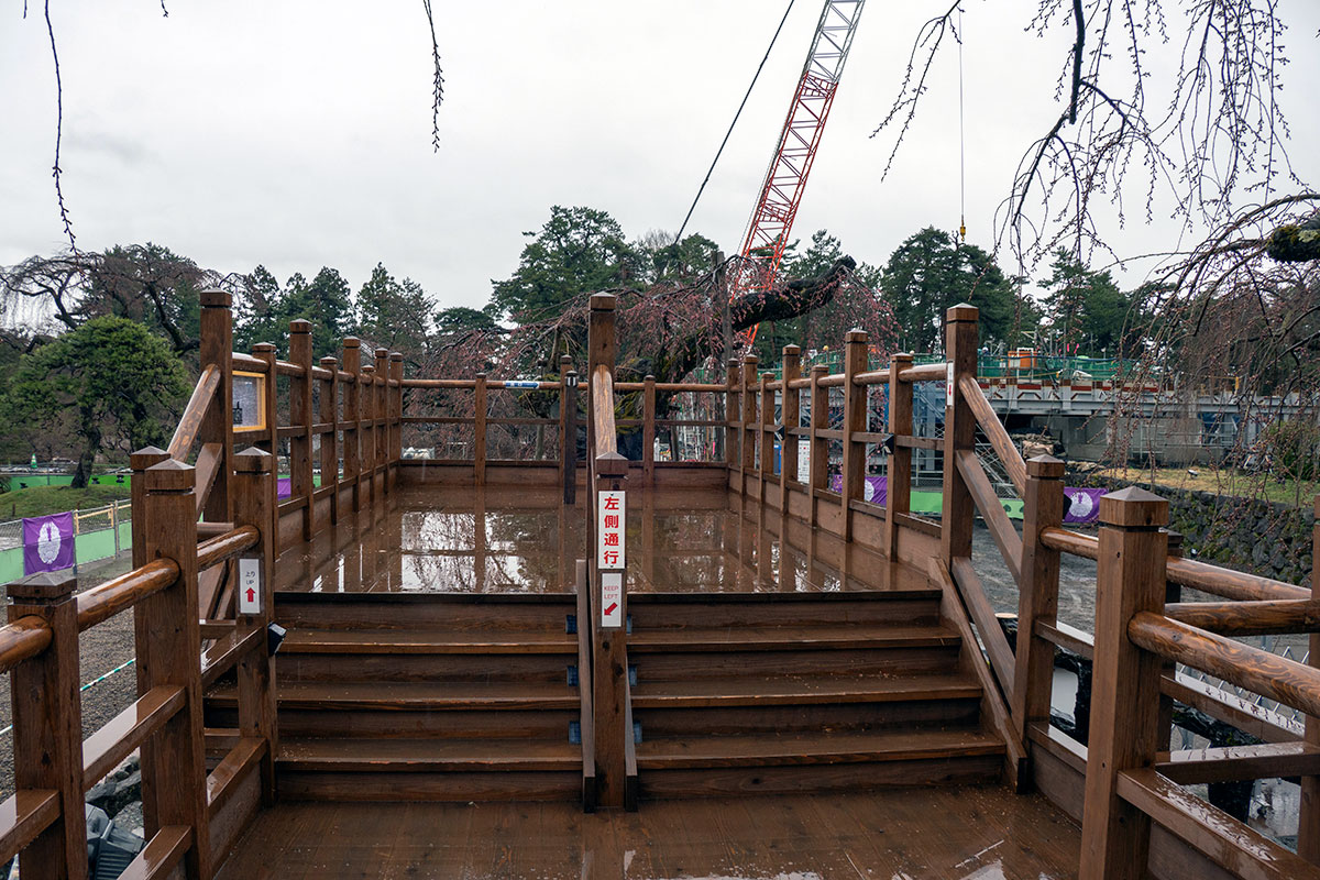 弘前公園本丸の迂回用階段のデッキ