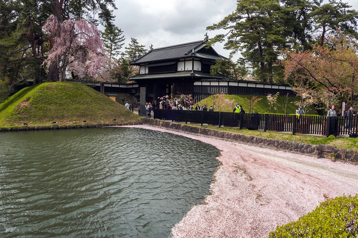 2026年4月22日、弘前公園外濠・追手門口