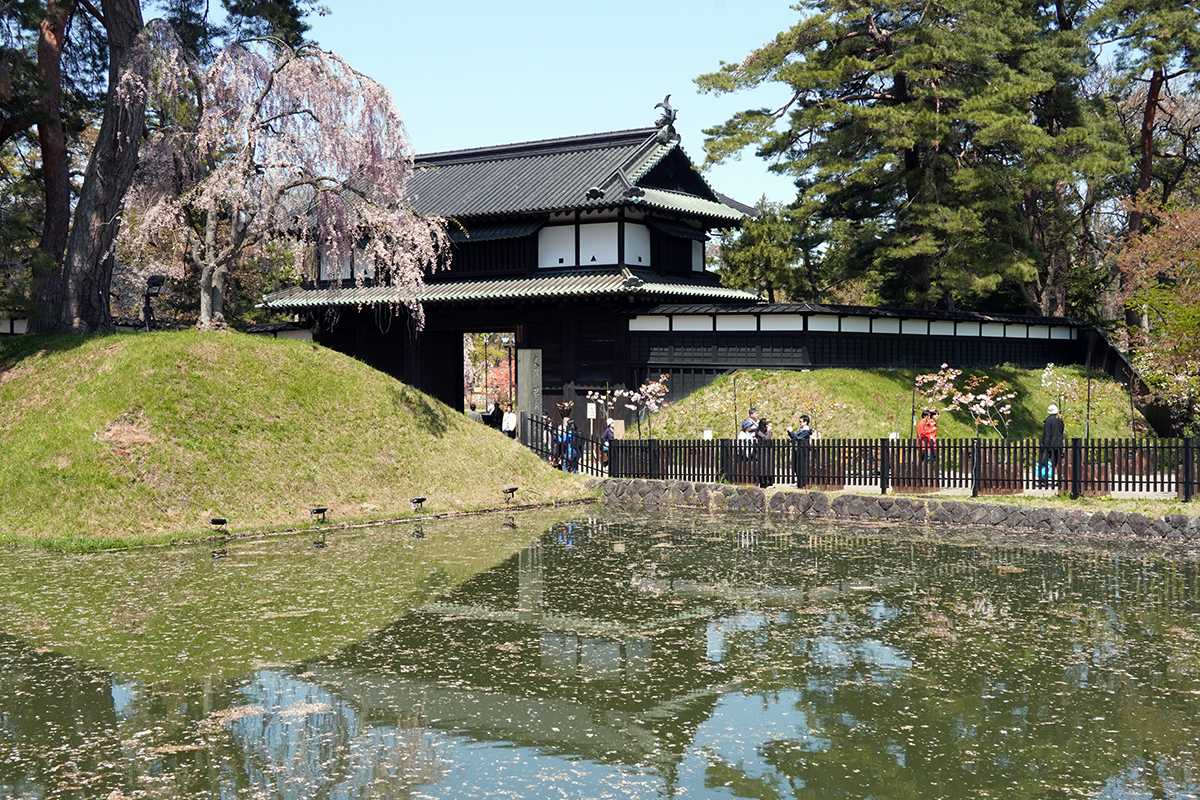 2026年4月24日、弘前公園外濠・追手門口
