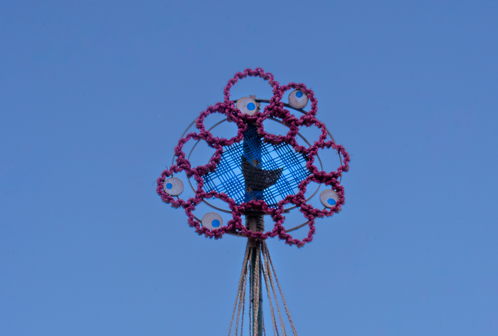 雪吊り（ミャクミャク）